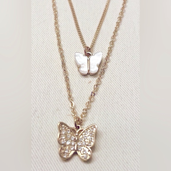 🦋 Double-Layer Gold-Toned Butterfly Necklace – 22" Chain, Pre-Loved - Picture 5 of 7